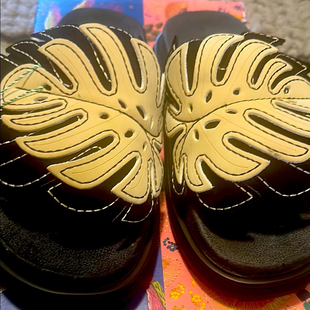 Black and Cream Leaf Design Sandals